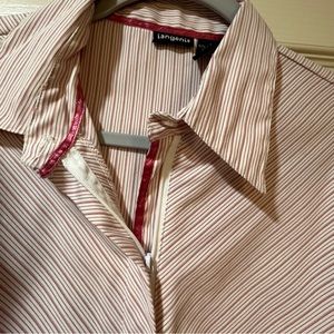 3/4 sleeve top with zip front closure. Non wrinkle. Satin accent on zipper area